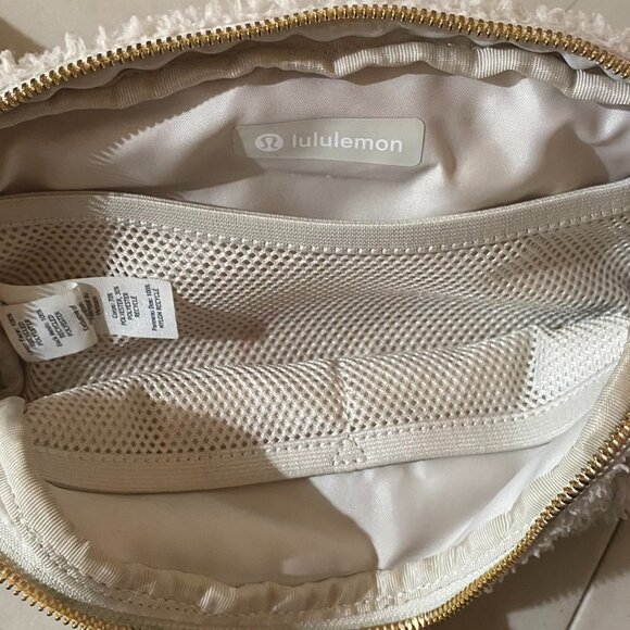 Lululemon Fleece Belt Bag Cream White Sherpa Crossbody - Picture 3 of 3